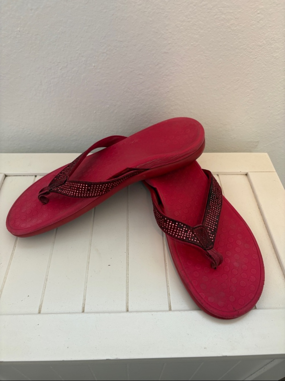 Vionic Ladies 10 Medium Pink Rhinestone Flip Flop Sandals